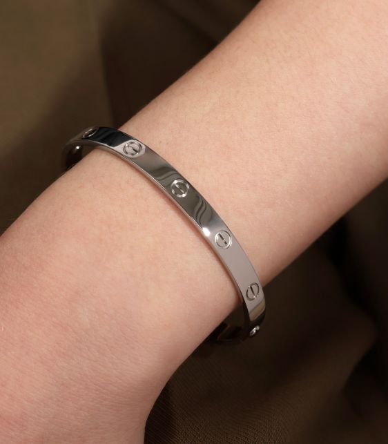 18ct White Gold Love Bangle