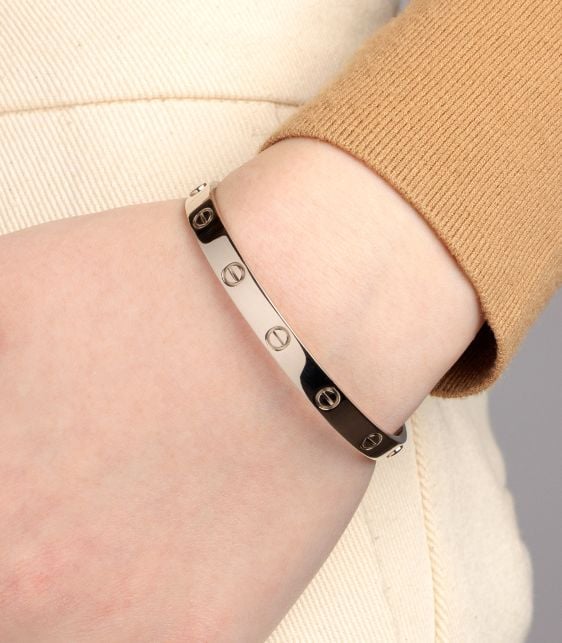18ct White Gold Love Bangle