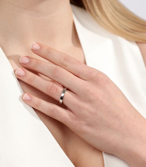18ct White Gold Lanieres Band Ring
