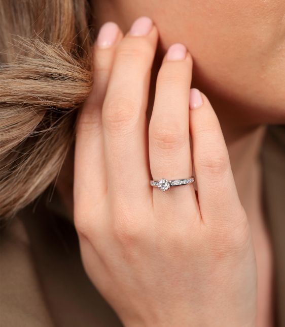 Brilliant Cut 0.47ct with Diamond Shoulder Platinum Tiffany Setting Ring
