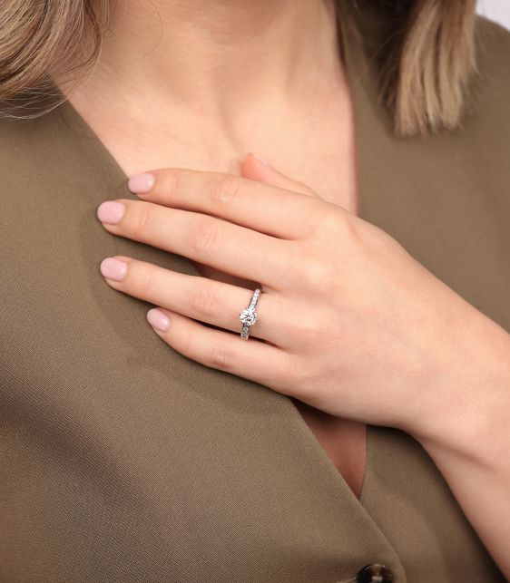 Brilliant Cut 1.03ct with Diamond Shoulder Platinum Tiffany Setting Ring
