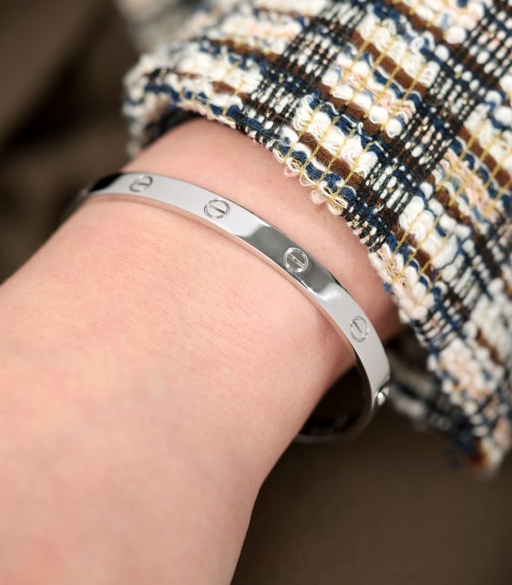 18ct White Gold Love Bangle