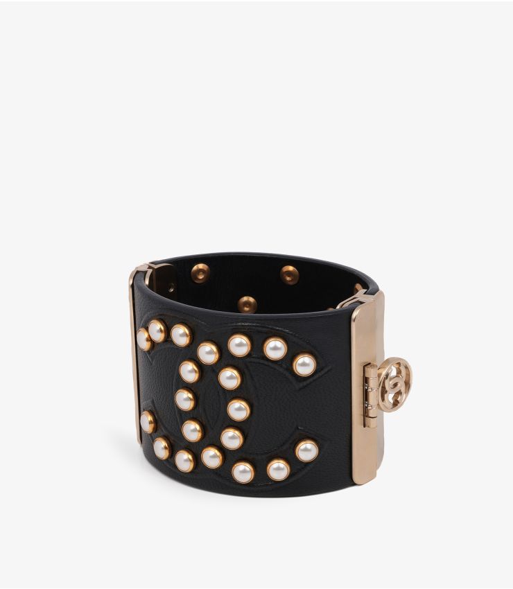 Chanel Black & Pearl Matte Gold Tone CC Bracelet AAJ042 | Xupes