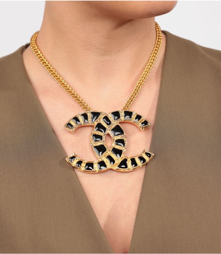 アクセサリー Chanel Gold Tone Bell & CC Charm Pendant CHANEL 1980s Vintage Gold Logo CC Pendant Triple Chain Belt