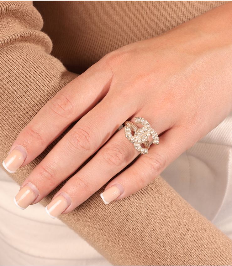 上品なかわいさ◆ CHANEL リング CCロゴ ゴールド&クリスタル Chanel Faux Pearl Matte Gold Tone CC Logo Ring AAJ054 | Xupes
