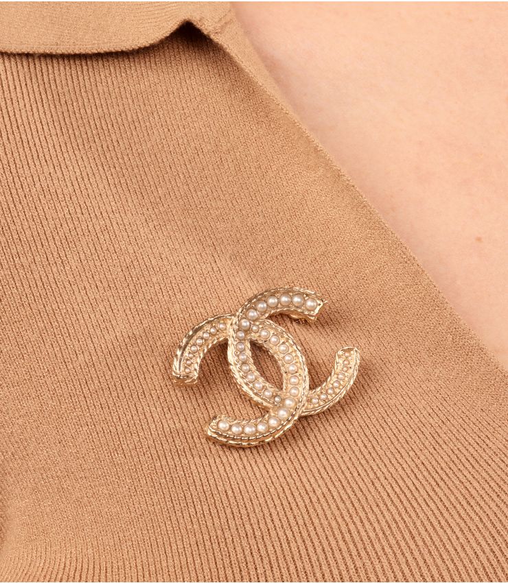 Chanel Faux Pearl Matte Gold Tone CC Logo Brooch AAJ066 | Xupes