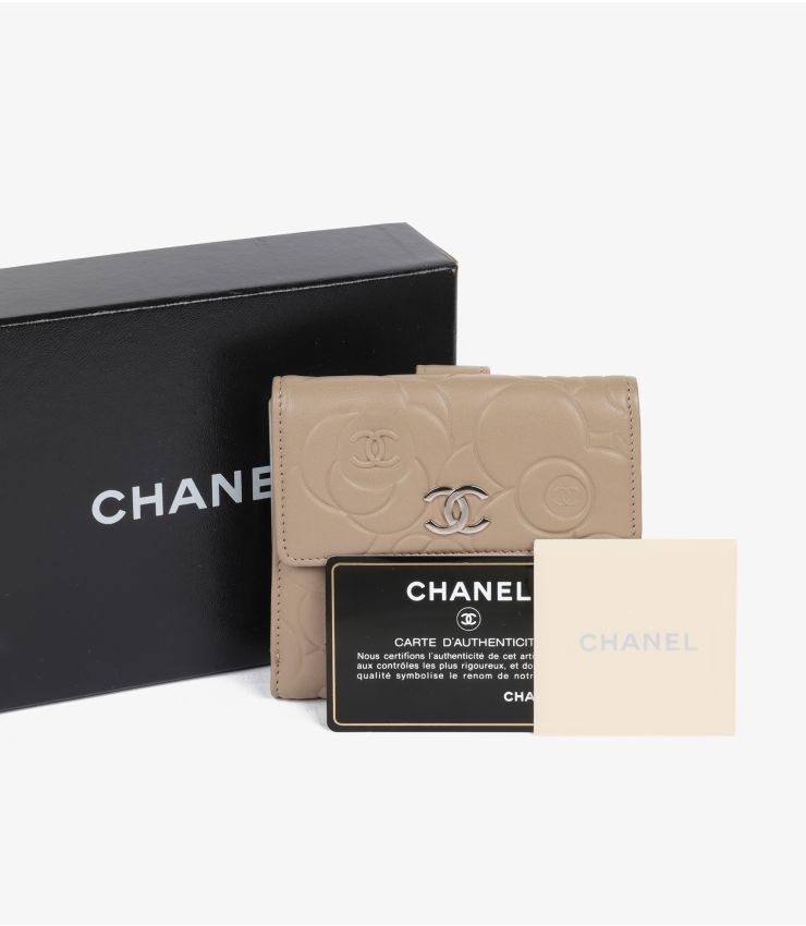 国内発送 CHANEL 三つ折り財布 compact small wallet カメリア 国内発送 CHANEL 三つ折り財布 compact small wallet カメリア