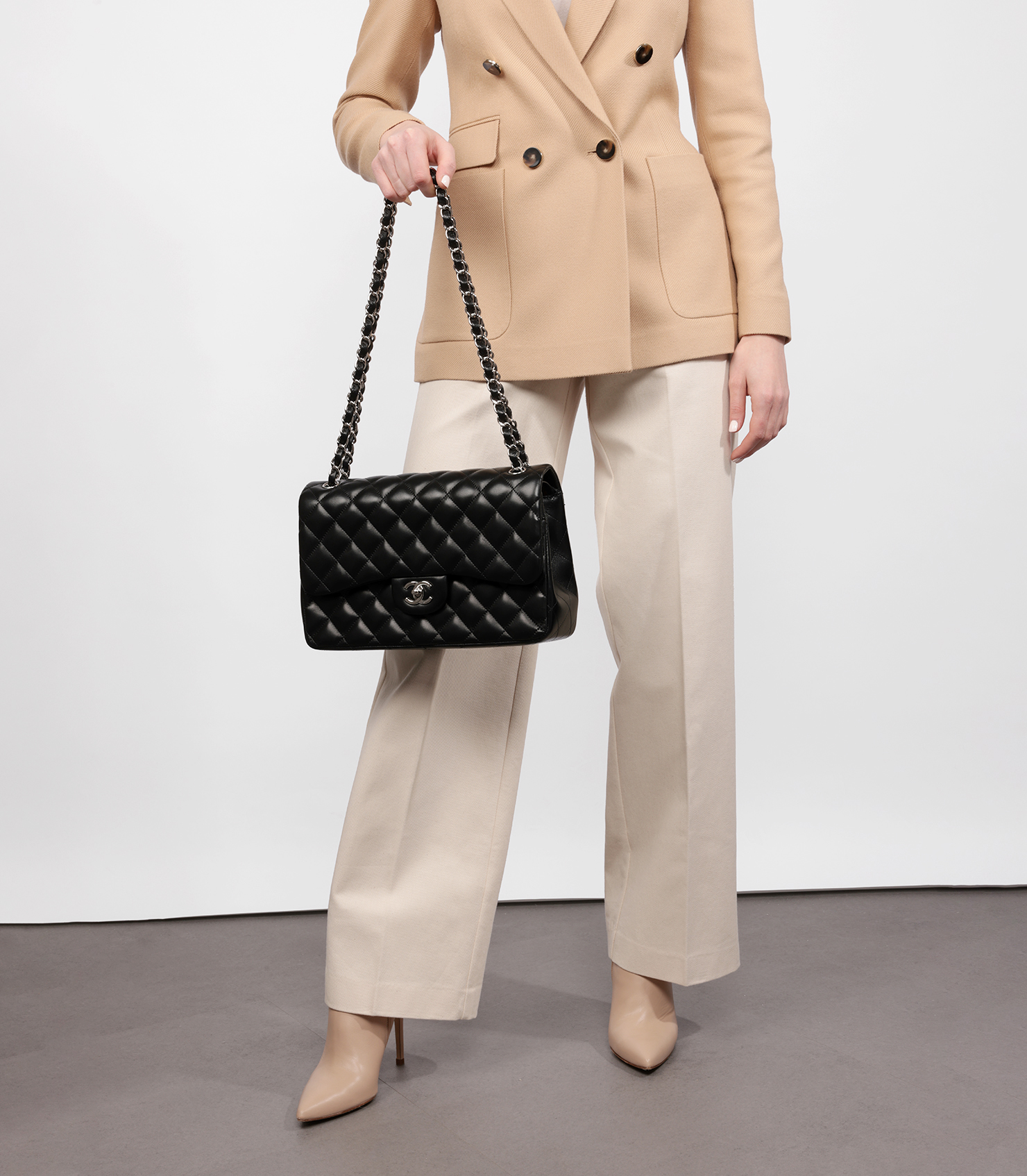 Chanel Black Jumbo Classic Double Flap Bag HB5067 | Xupes Chanel Black Jumbo Classic Double Flap Bag HB5067 | Xupes